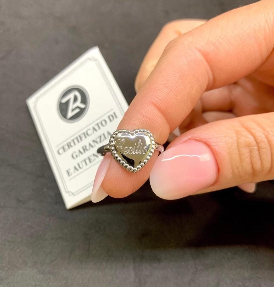 Anello cuore borchiato inciso