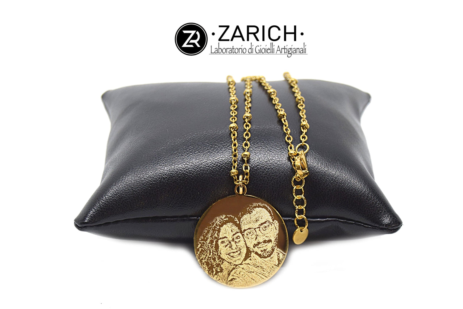 Gold necklace with photo-engraved round medal