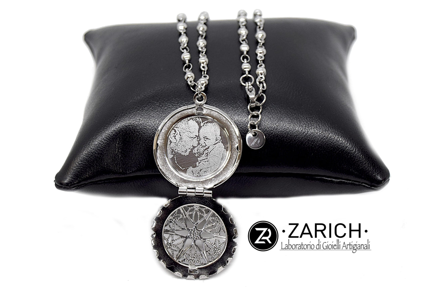 Perforated locket necklace with photo engraving
