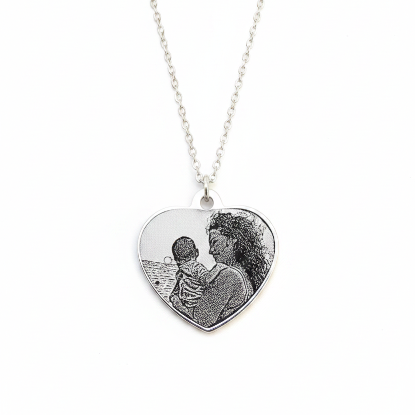 Simple necklace with photo-engraved heart