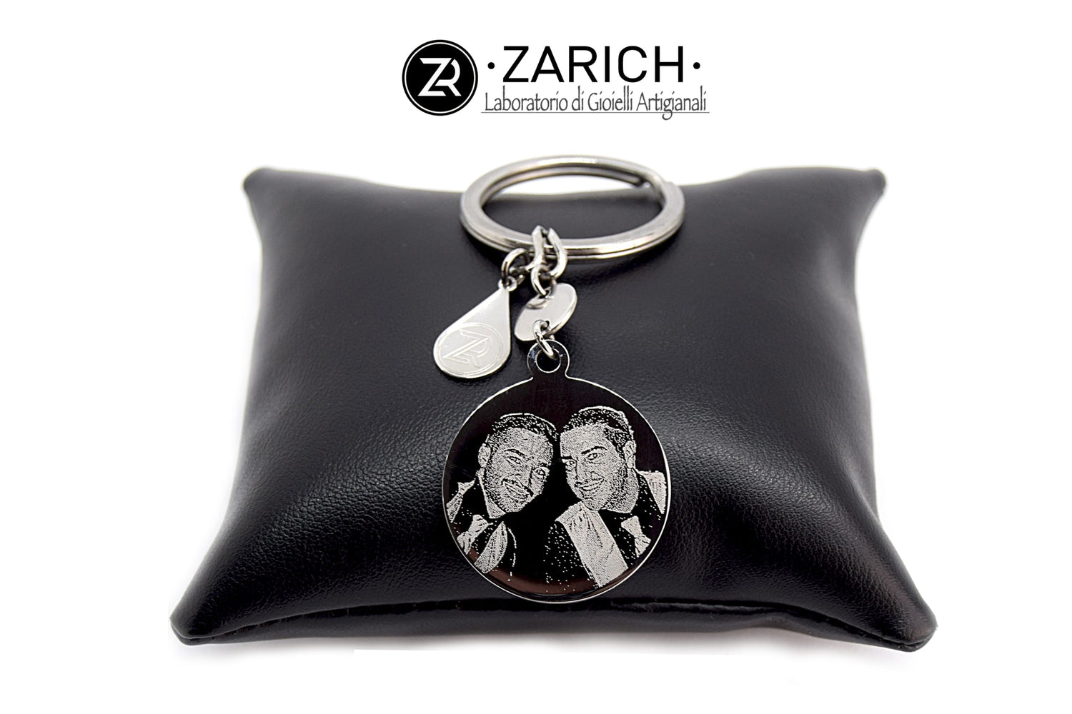 Round Medal Keychain simple assembly